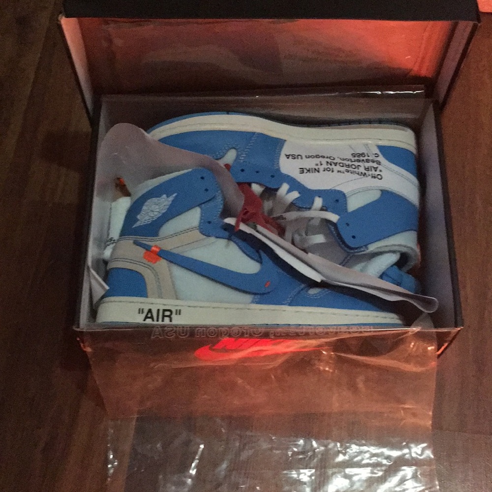UNC OFF WHITE JORDANS